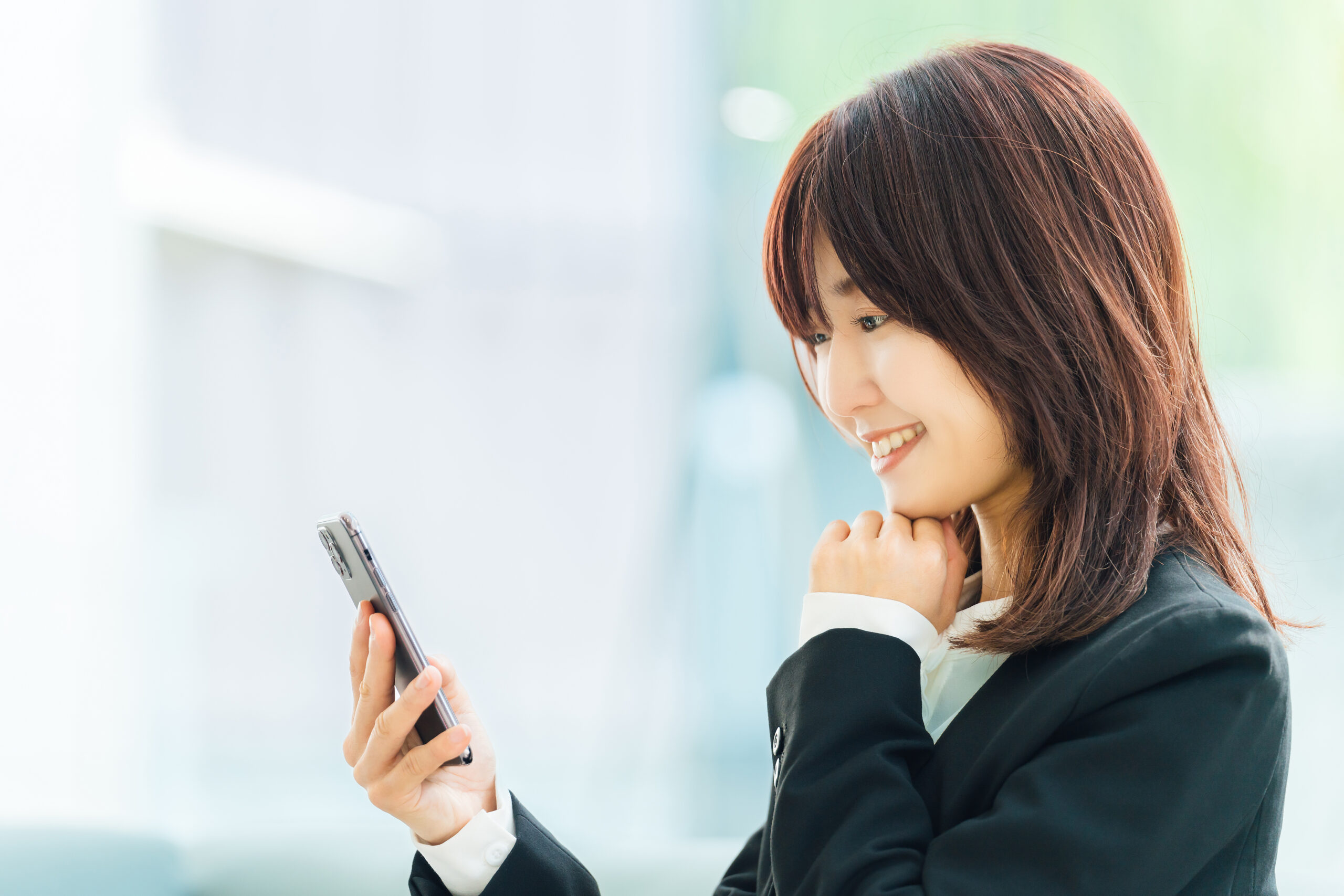 img src”cat.jpg” alt”タブレットとＳＮＳ”